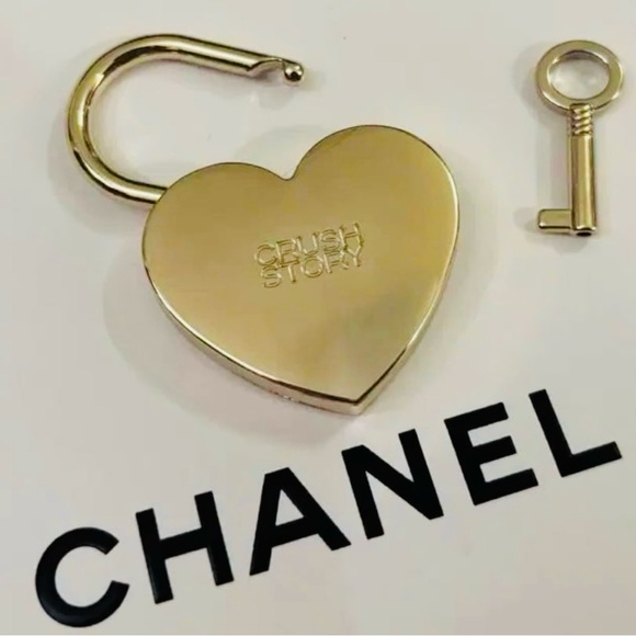 New CHANEL Beaute PadLock & Key Set La Collection VIP Gift AUTH. w/ Chanel bag - Picture 1 of 6